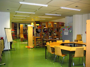 Gruppenraum Lernraum mit Sitzgruppe und Regalen